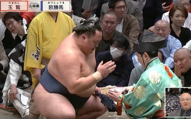 「脅威の粘り」 41歳の鉄人、土俵際からの“大逆転劇”にファン驚き「足浮いてたのに」館内もどよめきと喝采