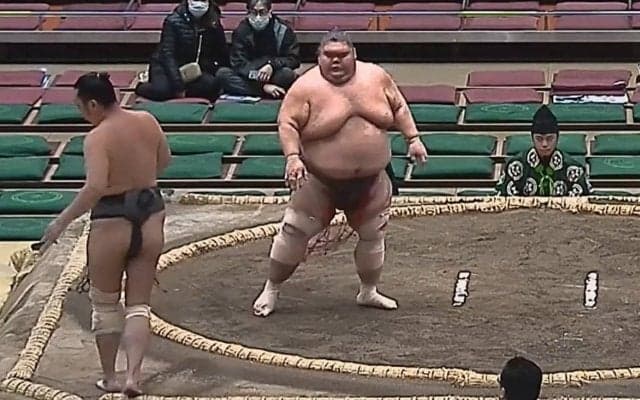 一体、どうした？ 力士が後ずさって自ら土俵の外へ… 勝った力士も驚いた様子で二度見