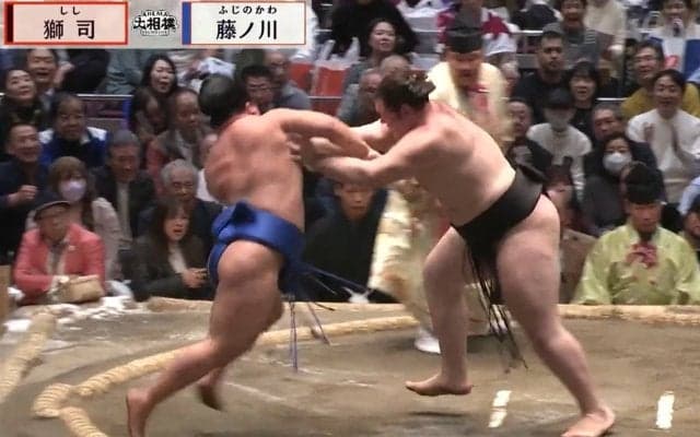 大相撲、“大物”俳優が土俵外へ吹っ飛ぶ力士に驚きの表情 館内どよめきの瞬間にカメラが捉えた思わぬ一コマ