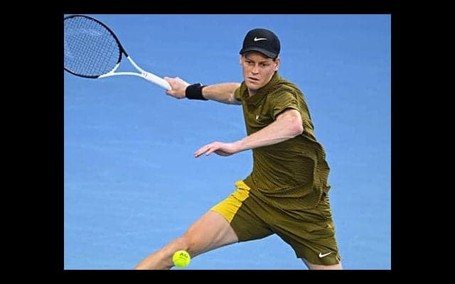 全豪OP3連覇へ シナー初戦突破