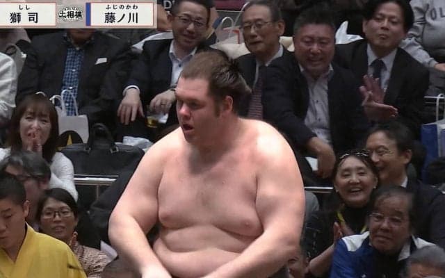 20歳の有望力士が吹っ飛ばされ“土俵から消えてった” 衝撃光景に「これで怪我しないのスゴい」「大事故やんけ」館内騒然