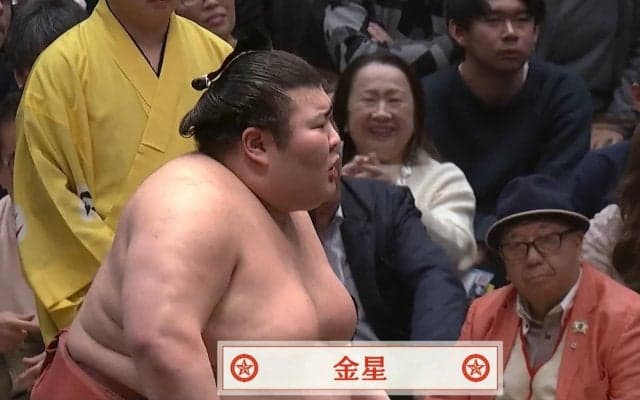 「うへへって顔w」「こっちまで嬉しくなる」熱海富士、呆然と立ち尽くす横綱・大の里の背後で見せた愛くるしい対照的な仕草 連日金星での象徴的な一コマ