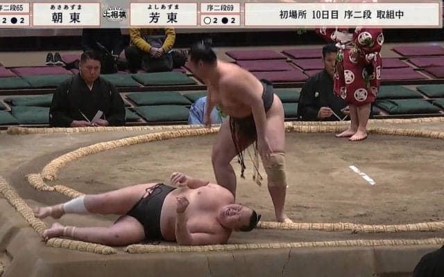 「何があった!?」48歳角界の鉄人力士が土俵で“異変” 若手力士が咄嗟に振り返り心配顔…「大丈夫か？」