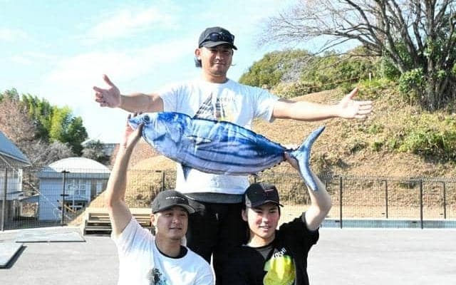 カブスの今永投手が高知で自主トレ　カツオ入りTシャツ選んだわけは