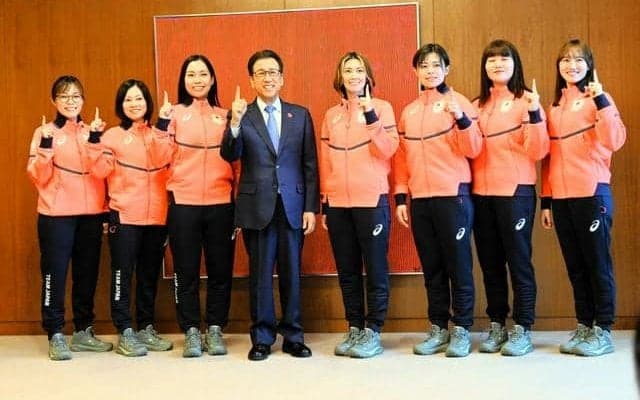 フォルティウスが札幌市長にあいさつ　カーリング女子日本代表