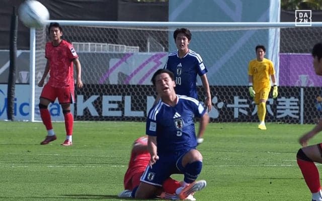 「韓国寄りの中東の笛か」日本代表MF、韓国MFの“足裏タックル”で悶絶…「あぶな」「カード出ないんかよ」まさかの判定にファン騒然【U23アジアカップ】