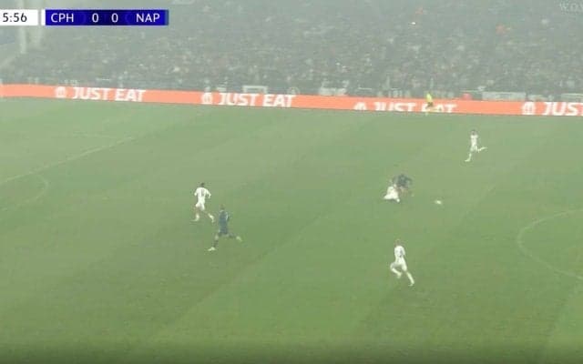 「エグいって！」日本代表DF鈴木淳之介、“強烈タックル”炸裂→相手選手を軽く吹っ飛ばす「すげえw」“神ディフェンス”にスタジアム大歓声