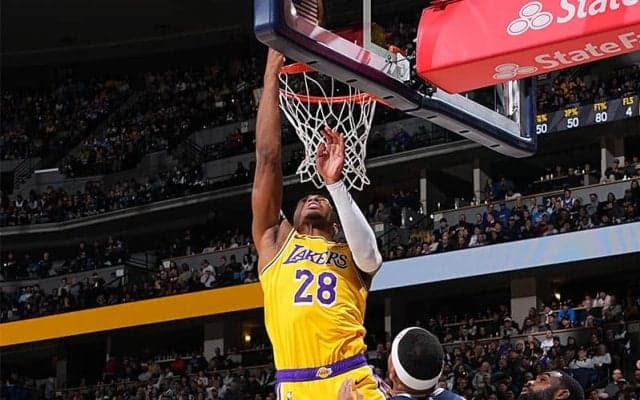 レイカーズが敵地8連戦を白星発進…第4Qに逆転してナゲッツを撃破、八村塁は9得点6リバウンド