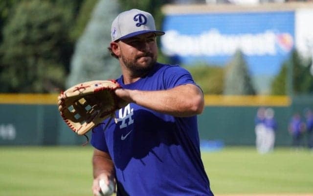 ド軍から10日で“戦力外”も…美人妻と幸せなオフ「とても綺麗だ」　祝福殺到「ゴージャス」