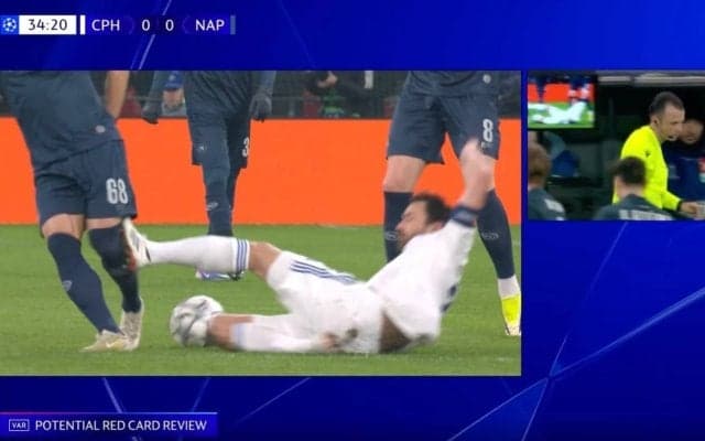 「ヤバすぎん？」退場以外ありえない！“超危険タックル”「完全にスパイク入ってる」相手のふくらはぎを踏み抜いた問題シーン