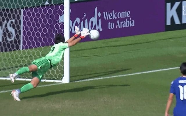 「荒木神だ！」18歳日本代表GK、韓国決定機を“衝撃ビッグセーブ”「弾き方も上手い」「ガンバはどえらいGK育てたな」194cm巨体が横っ飛び【U23アジアカップ】