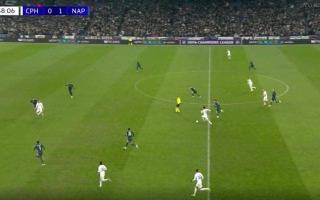 ウソでしょ…！？ 日本代表DF鈴木淳之介、目を疑う“まさかの光景”「強いな」「マジ神」約60m前進“ドリブル突破”のド迫力プレー「数的不利関係なし」