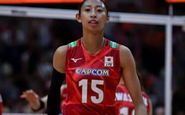 「マジで見とれる」27歳の女子バレー日本代表、白のパンツスーツ姿を披露「カッコいい！モデルでもいけますね！」