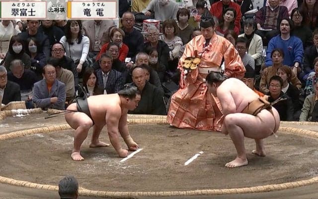 「対比がやばい」関取“最軽量”力士、160キロ超力士と対峙した一幕に驚きの声 「身長174あります？」予想以上の体格差際立つ