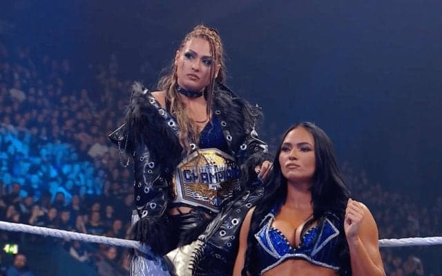 日本人レスラーを支える“悪の美人マネージャー”に再脚光…キレッキレの動きと“美腹筋”に「風格ある」「頑張ってほしい」の声