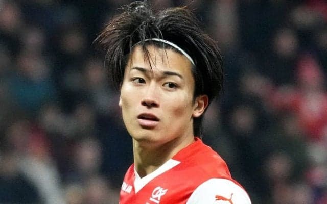 ｢ガチモデルじゃん…｣｢鼻筋綺麗すぎる｣中村敬斗×ルイヴィトン、パリ凱旋門をバックにした脚長爆イケショットが沸騰