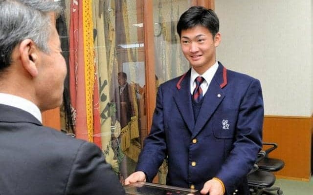 日本学生野球協会が山田さんを表彰、智弁和歌山の元主将