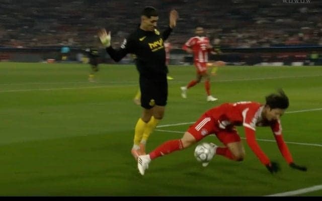 「イヤらしいな」伊藤洋輝、背後から吹っ飛ばされる→ファウルを誘う“技アリ守備”「落ちついてる」数的不利を救う”完璧カバー”