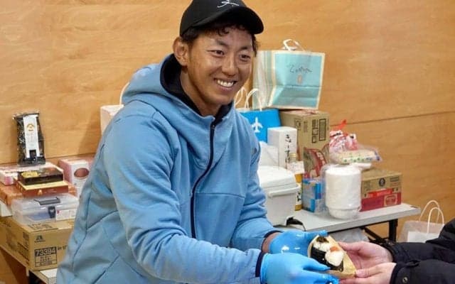 鷹・今宮健太が自主トレで“神対応”　報道陣におにぎりを振る舞い…ファンを室内練習場へ