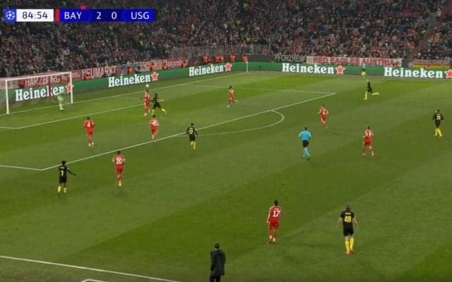 なんでそこに！？ 伊藤洋輝、目を疑う“まさかの神守備”「素晴らしい」天才的な“先読み”→難しいボールをクリア…解説者も称賛