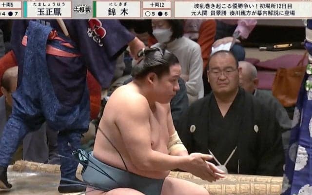 「派手なお召し物」大相撲、人気タレントが観戦 赤ニット＆赤チェックシャツの重ね着…どうしても目立つ姿に「本物だ！」視聴者興奮