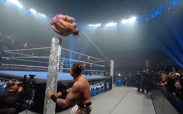 「いまの何？」気鋭レスラーの“超アクロバティック”横回転大ジャンプに騒然…コーナーポスト飛び越え場外へ「えっぐ」