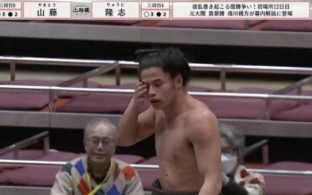 さんざん顔面を張られて血を流しても…極細マッチョ力士、相手をぶん投げる驚異の事態「本当にすげぇ」
