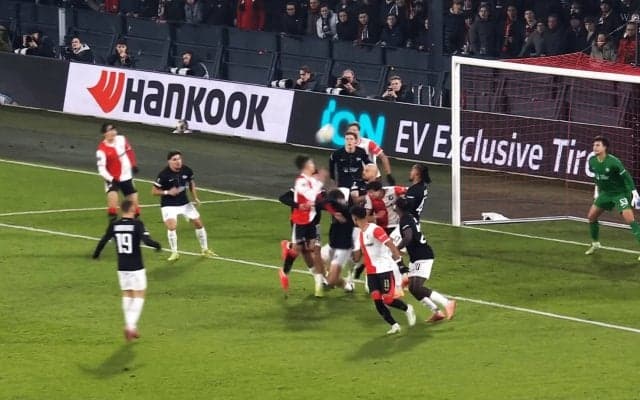 首どうなってんだ！？日本代表DFの“豪快＆繊細ヘッド弾”にファン興奮！「なんてヘディングだ！」「化け物すぎて震える」渡辺剛がEL初ゴール