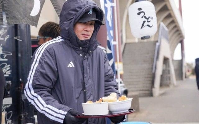 鷹・牧原大成が神対応　気温2度で報道陣＆ファンへ…心も温まる250食、自ら手渡し