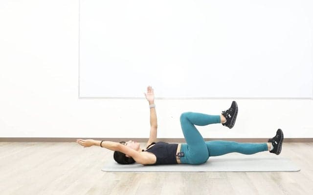 寝たままで腹筋＆体幹に効く！腰痛持ちでも安心の「デッドバグ」のやり方