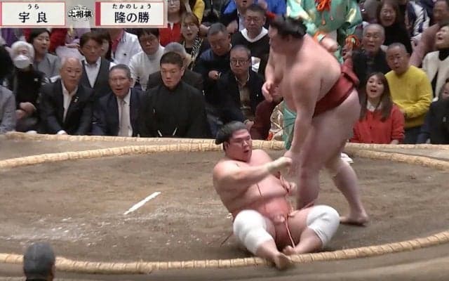 土俵上で人気力士が一回転！ 「なにいまの」「最高の受け身」予想外の決着に館内騒然、本人も驚きの表情