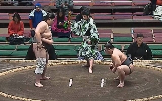 「すんごい筋力」小兵が巨漢力士を“吊る”衝撃光景 優勝を決める“超人”の怪力に館内どよめき