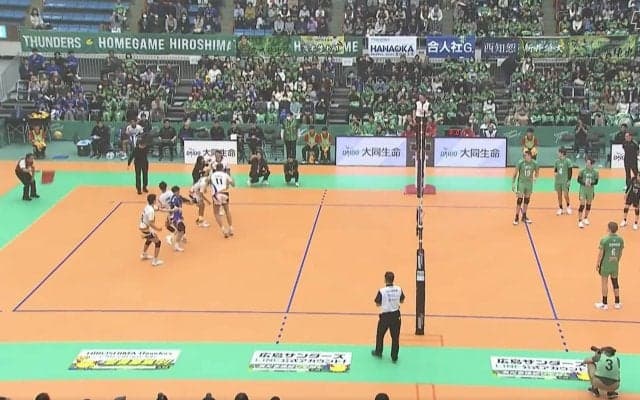 男子バレーで“珍光景” 敵チームの始球式を誰よりも楽しむ選手たちが「可愛すぎる」