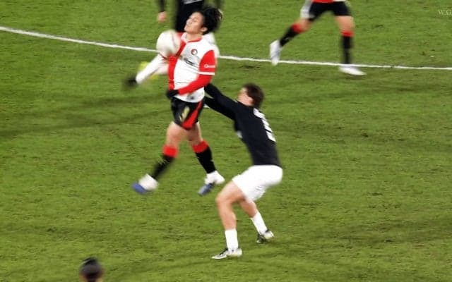 「世界にもそうそういない」上田綺世の“胸パス”に騒然！「ジャンプ力がバグ」イブラヒモビッチ級の身体能力に解説＆ファンが驚愕