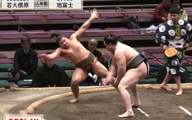 同段の筆頭力士をたった一撃！ 吹っ飛ばされた力士が思わず“笑った” 衝撃の決着