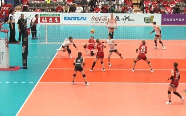 女子バレー、ミラクルな“変化”サーブが炸裂 ネットで軌道が変わるラッキーなエースに味方も大喜び