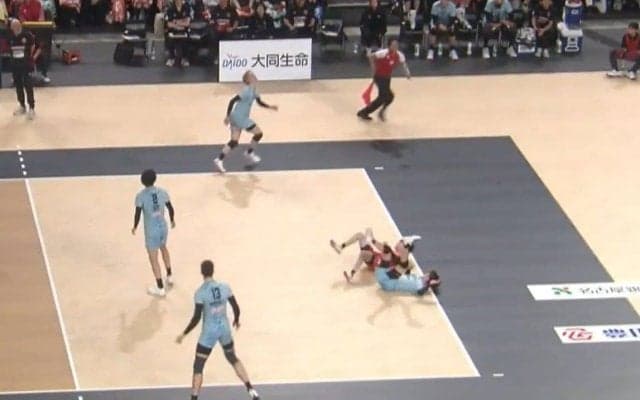 男子バレー、相手2人を吹っ飛ばす超強烈サーブ 豪速球に揃って倒れ込む珍しい光景