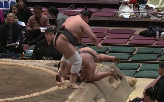 「あー」「おー」館内が“二度”騒然 取組決着でハプニング発生 力士の見事な“受け身”にも注目