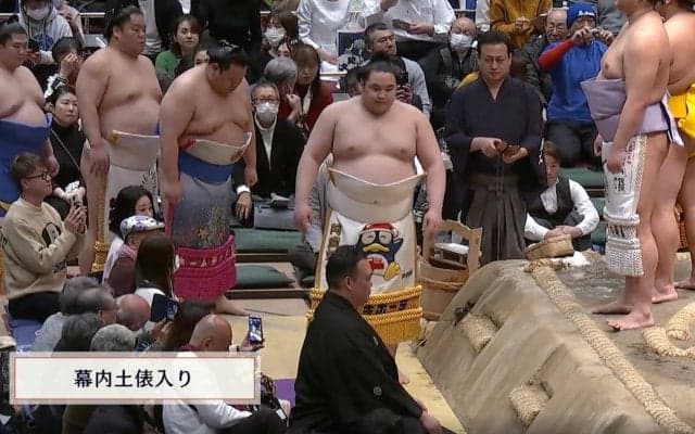 化粧まわしが“キャラ被り” 幕内土俵入りの思わぬ光景に「ペンギンの行進」「2連」反響相次ぐ