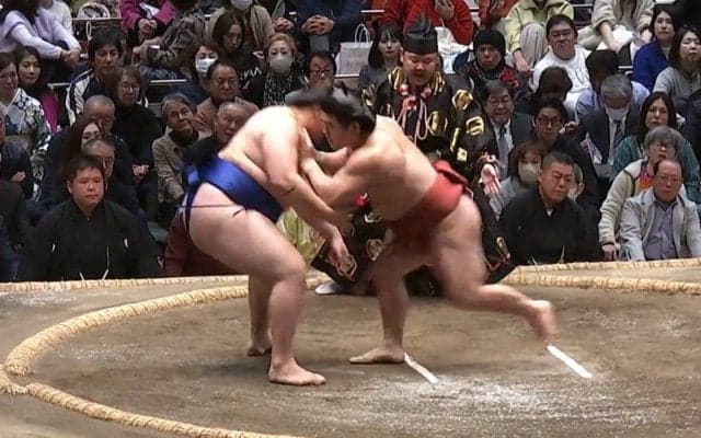 「行司叫ぶ」「ビクッてなったわ」力士の立ち合いを行司が“一喝” 「手つき不十分」「手をついてない？」ファン困惑