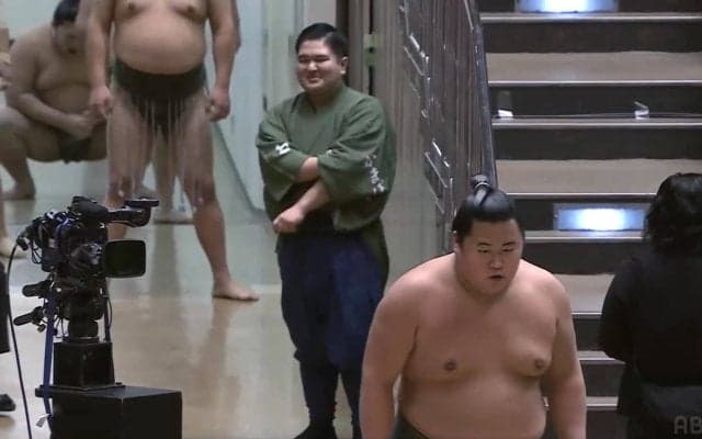 大相撲十四日目、午前の取組から花道奥で“心和む”ほっこりシーンが発生 微笑ましい関係性に「めっちゃ笑顔」「よかったね」