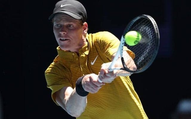 シナー 試練乗り越え5年連続の全豪16強入り、痙攣の窮地を中断が救う。4回戦でダルデリとのイタリア勢対決[全豪オープン]