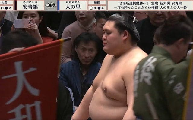 「これ、お幾らになりますの？」大の里、“最高限度”の懸賞束 圧巻光景にファン衝撃「桶に立ってる」