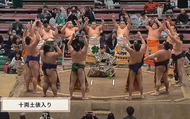 「バキバキやん」力士の“ド迫力”マッチョな化粧まわしに「かっこいい」ファン興奮 十両土俵入りでの一コマ