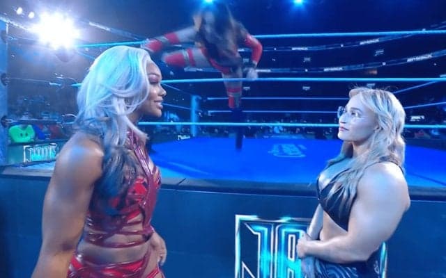 私を無視するな！ 高飛車美女レスラー、地元で“ぞんざい”扱いにブチギレダイブ…アクロバティック芸に「やるじゃん」ファン驚き