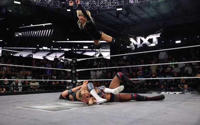 何が起こった？ “元体操”金髪美女レスラー、「史上最高難度」2人まとめて“逆回転・空中殺法”で沈める衝撃技