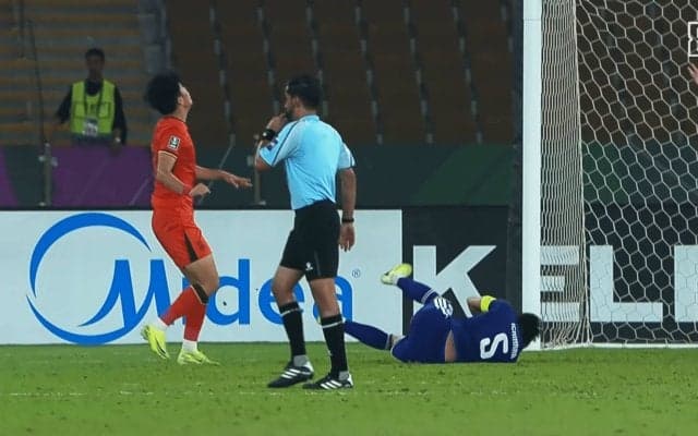 「謝れよ！」中国代表DF、日本代表DFに“後頭部ヘッドバッド”「ふざけるな」「審判さんどこ見てる？」ラフプレー＆まさかの判定にファン激怒【U23アジアカップ】