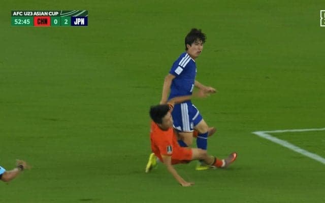 「かなりダーティー」日本代表10番、中国DFの“超危険アフタータックル”で両足を挟まれる…「ありえんやろ」「削られてる」ノーファウル判定も物議【U23アジアカップ】