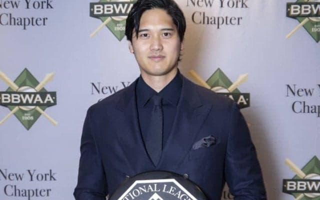 大谷翔平が発した裏方への“感謝”…ボディーガードの名前も　紺のスーツ姿で英語スピーチを披露
