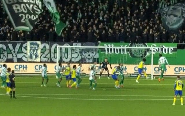 「この跳躍力はバグ」34歳日本代表DF、2m超巨漢FWを凌駕するドンピシャヘッドで今季初ゴール「格の違いを感じさせる」現地メディアも絶賛